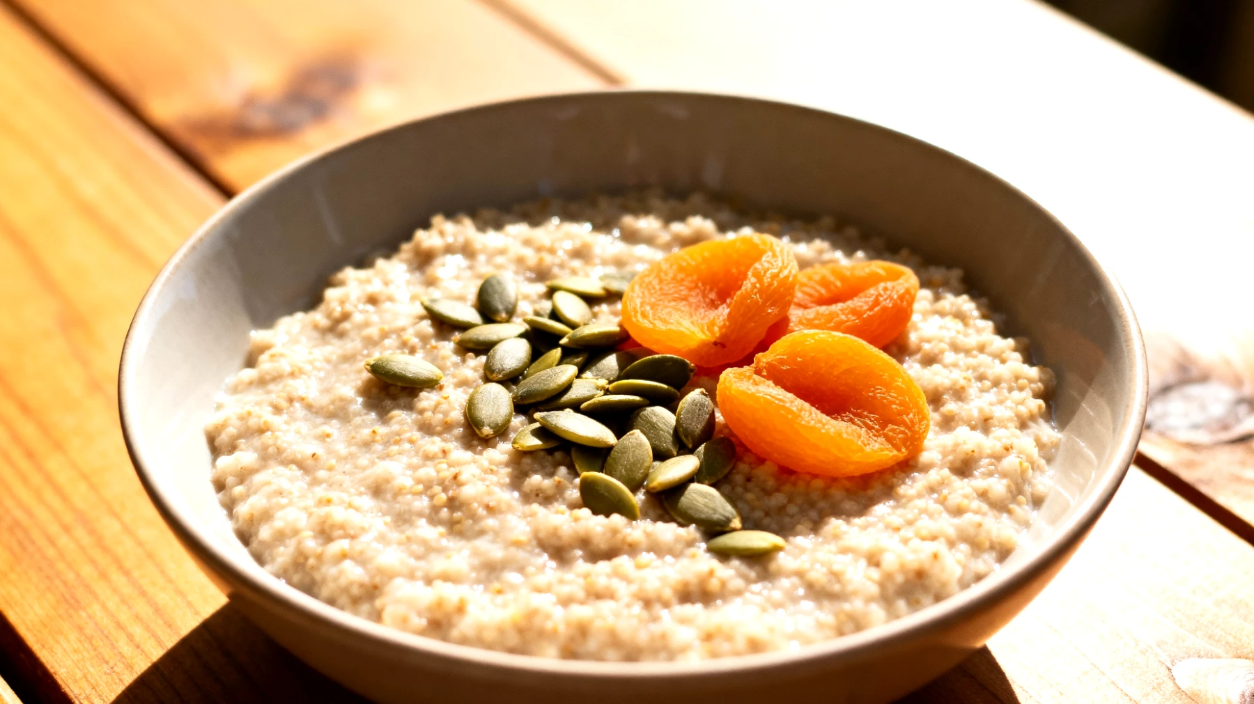 Amaranth-Porridge mit Kürbiskernen und Aprikosen"