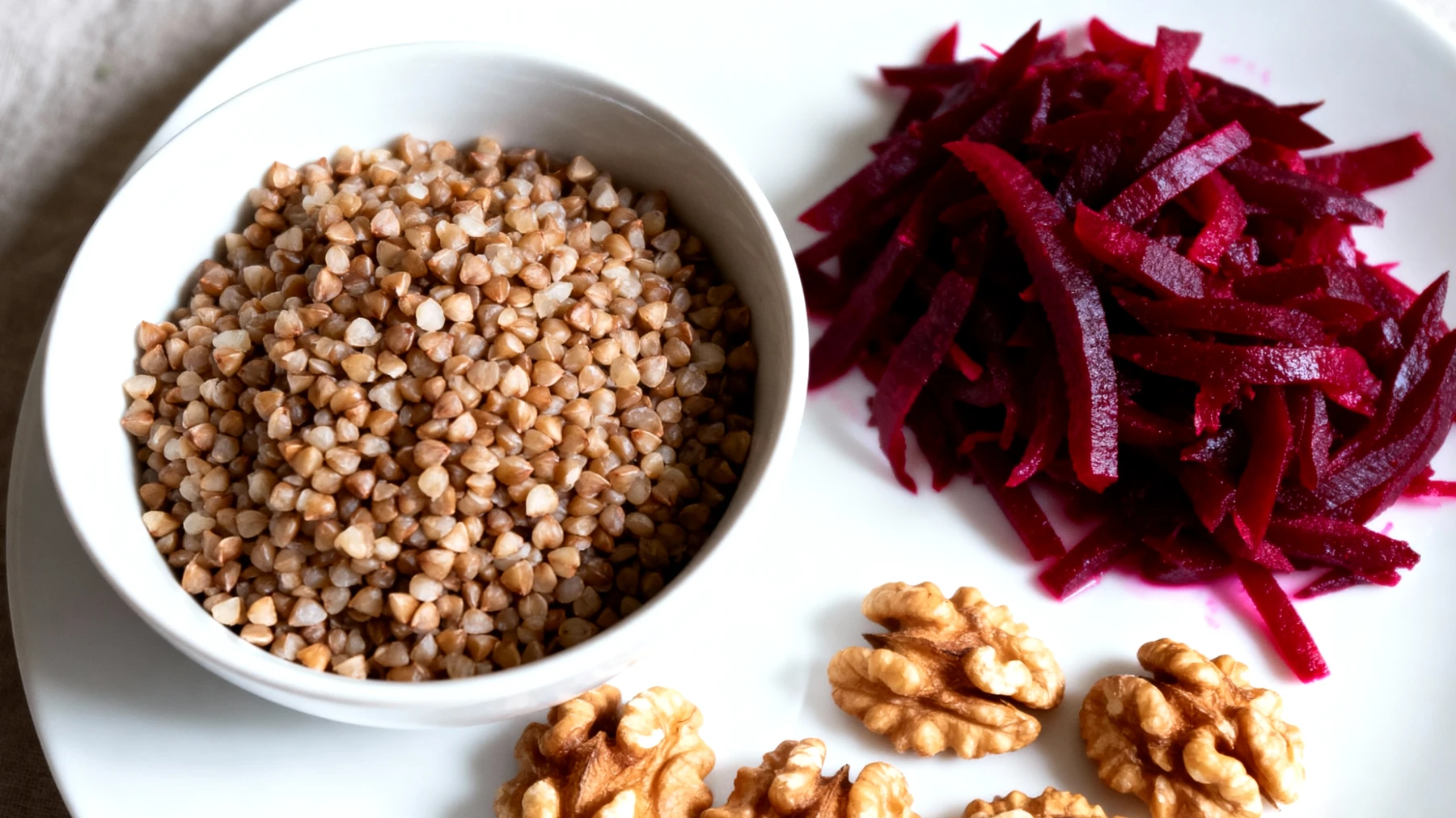 Buchweizen-Bowl mit fermentierten Rüben und Walnüssen"