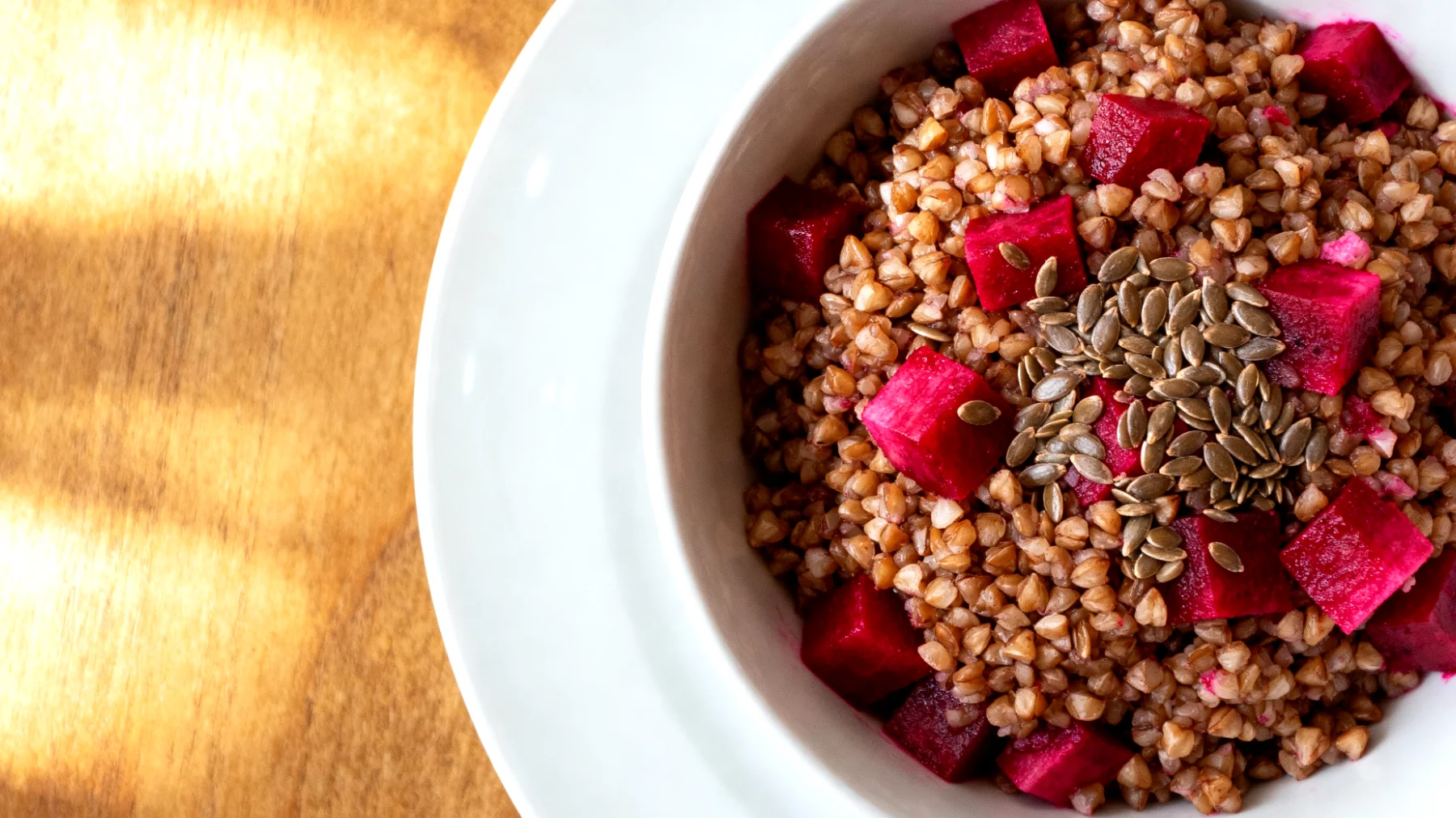 Buchweizen-Salat mit fermentierten Rüben und Leinsamen"