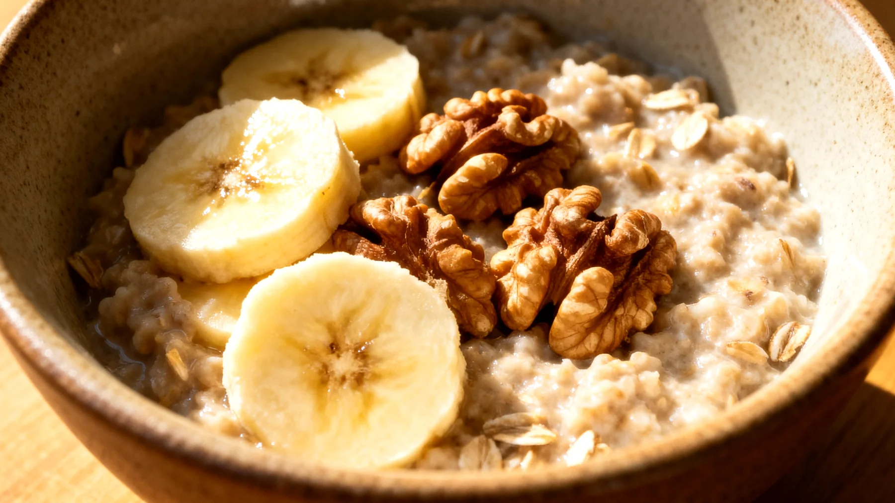 Hafer-Porridge mit Ashwagandha, Walnüssen und Bananenscheiben"