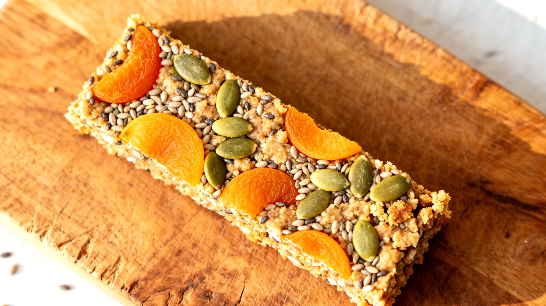 Hanfsamen-Energieriegel mit getrockneten Aprikosen und Kürbiskernen"