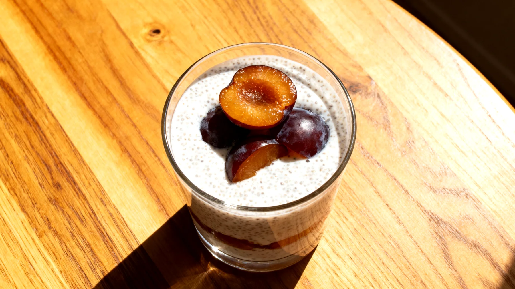 Kefir-Smoothie mit Flohsamenschalen und gedünsteten Pflaumen"