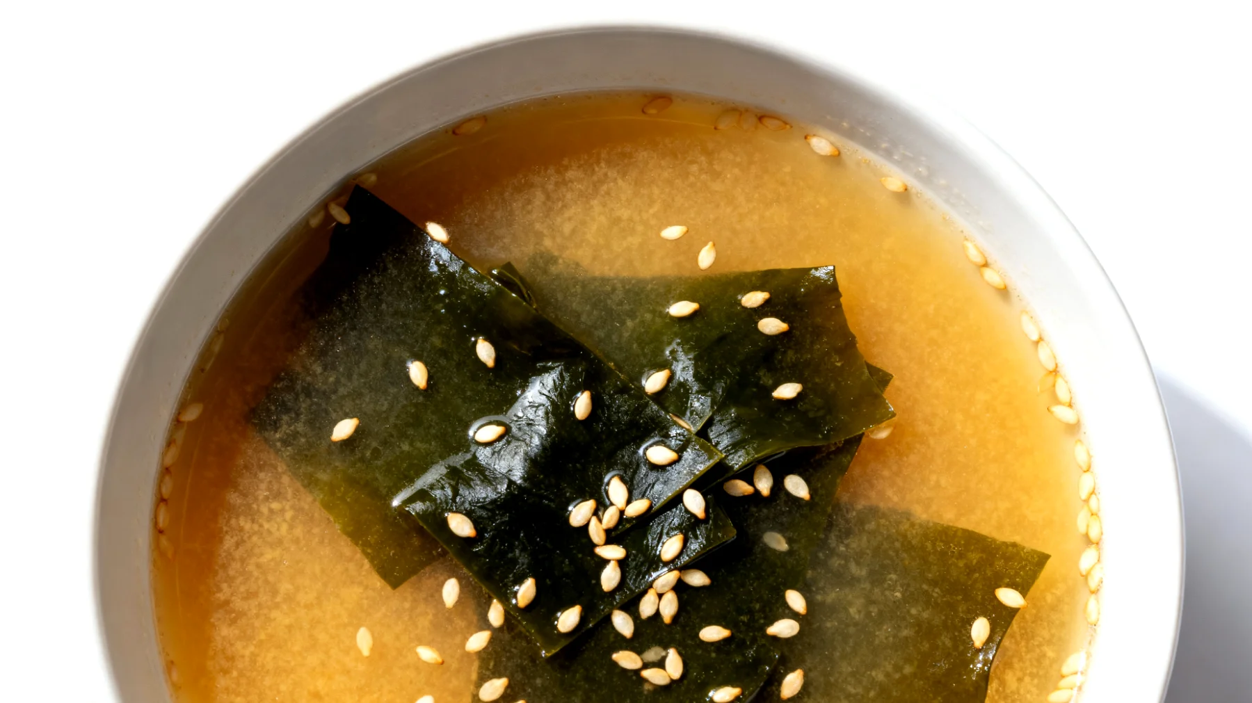 Miso-Suppe mit Wakame-Algen und Sesam"