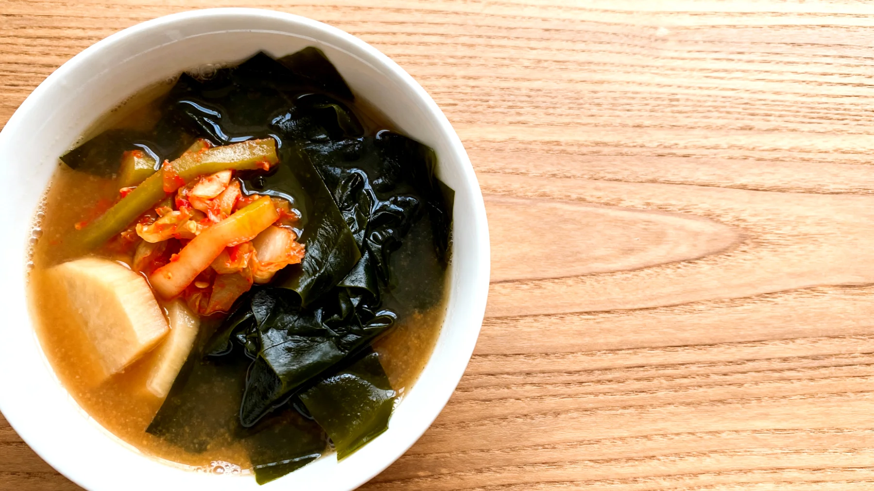 Miso-Suppe mit Wakame-Algen und fermentiertem Gemüse"