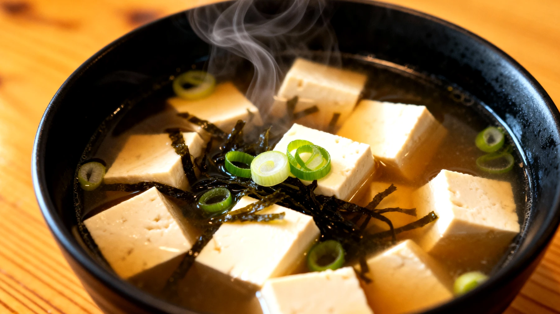 Miso-Suppe mit Wakame-Algen, Seidentofu und Frühlingszwiebeln"