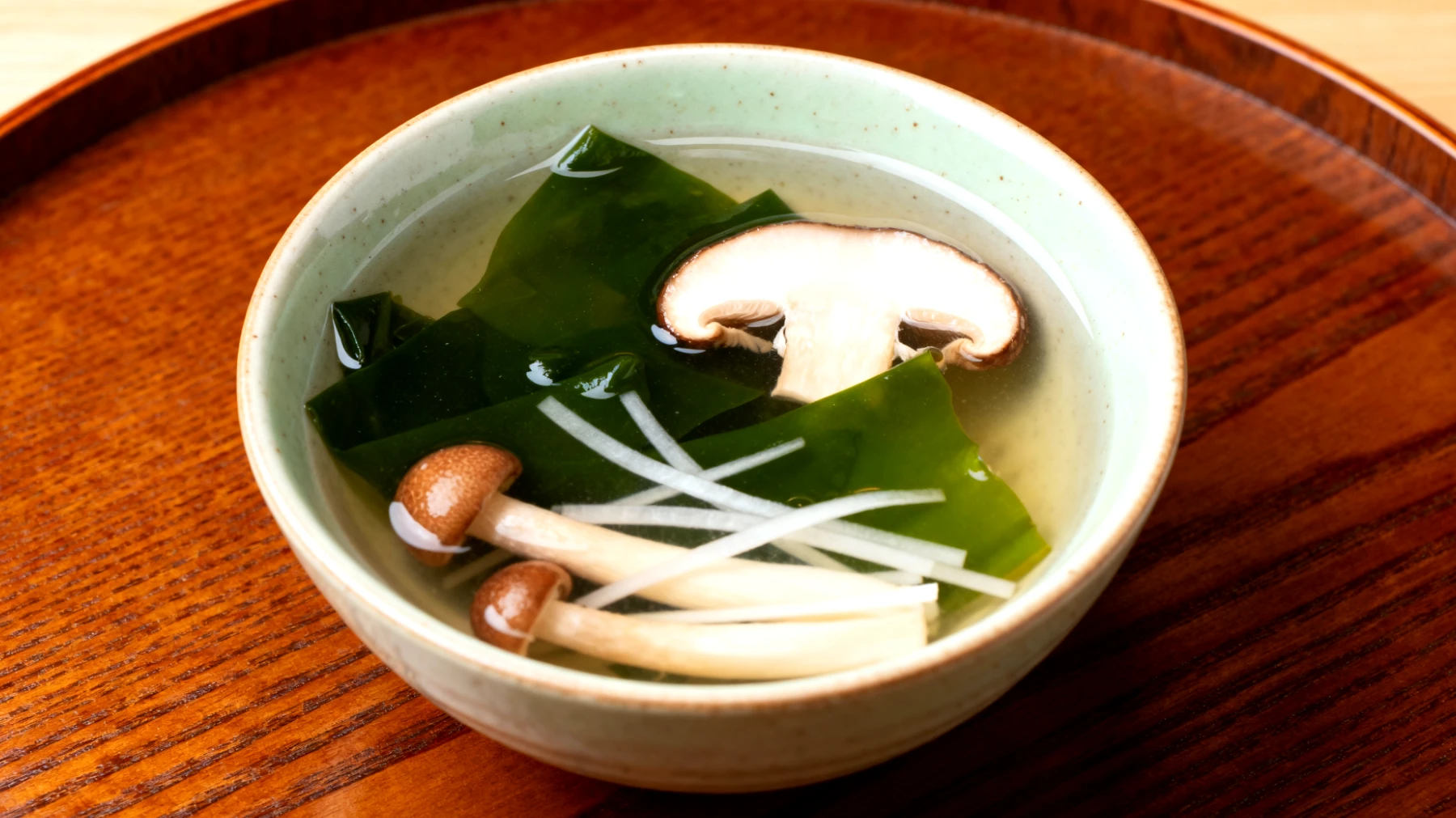 Miso-Suppe mit Wakame-Algen, Shiitake-Pilzen und Daikon-Rettich"
