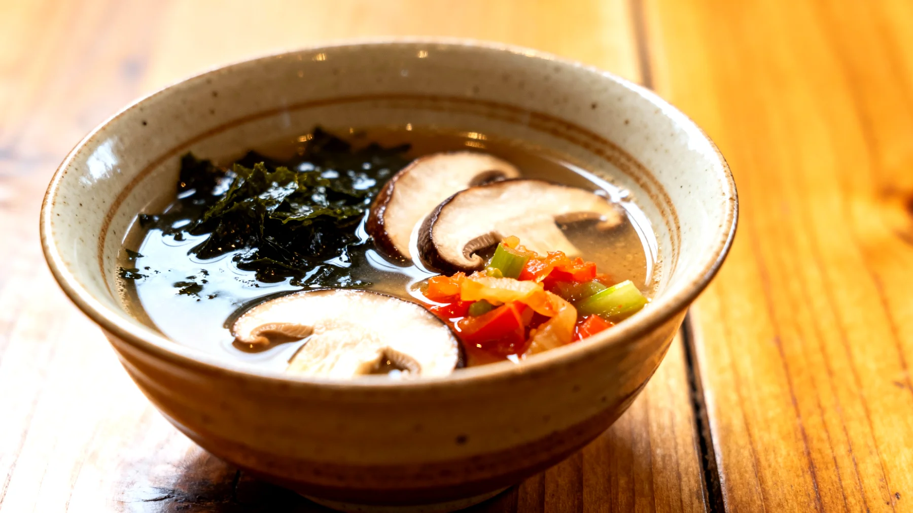 Miso-Suppe mit Wakame-Algen, Shiitake-Pilzen und fermentiertem Gemüse"