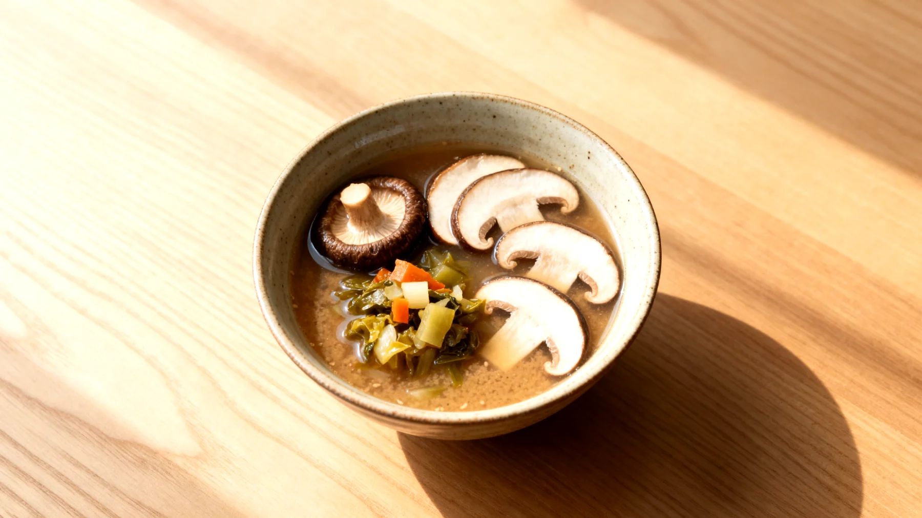Miso-Suppe mit fermentiertem Gemüse und Shiitake-Pilzen"