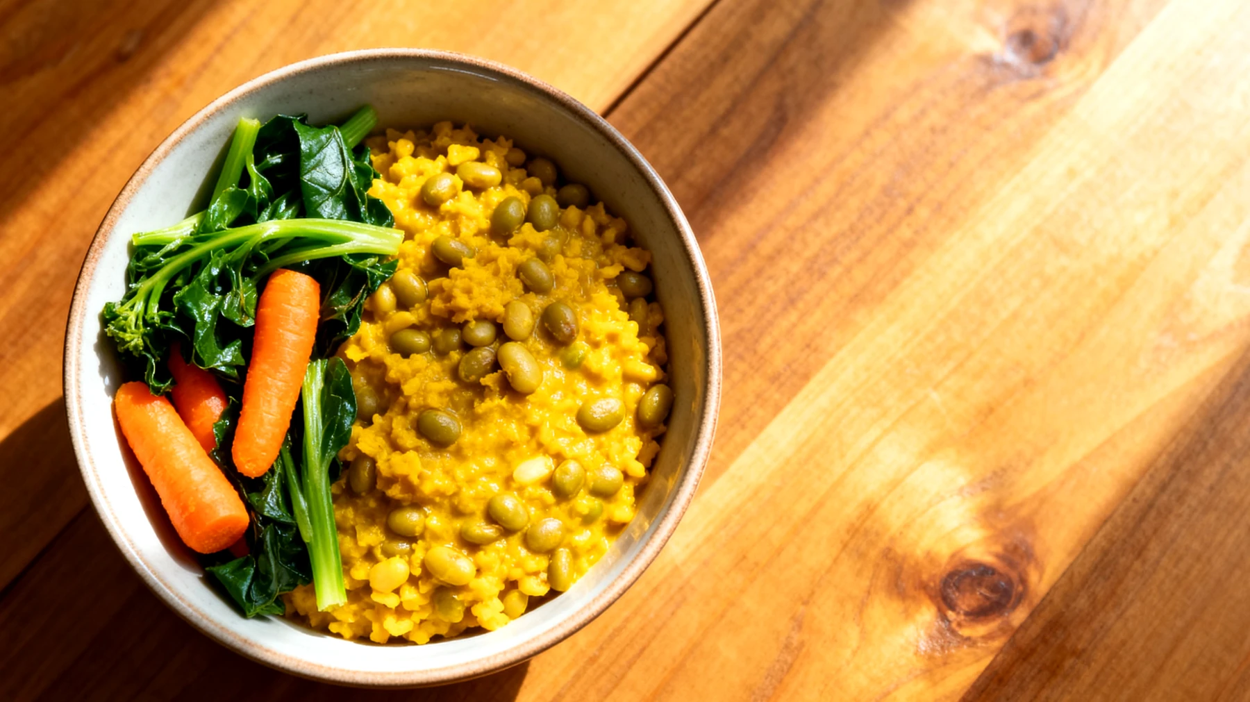 Mungobohnen-Kitchari mit Kurkuma und gedünstetem Gemüse"