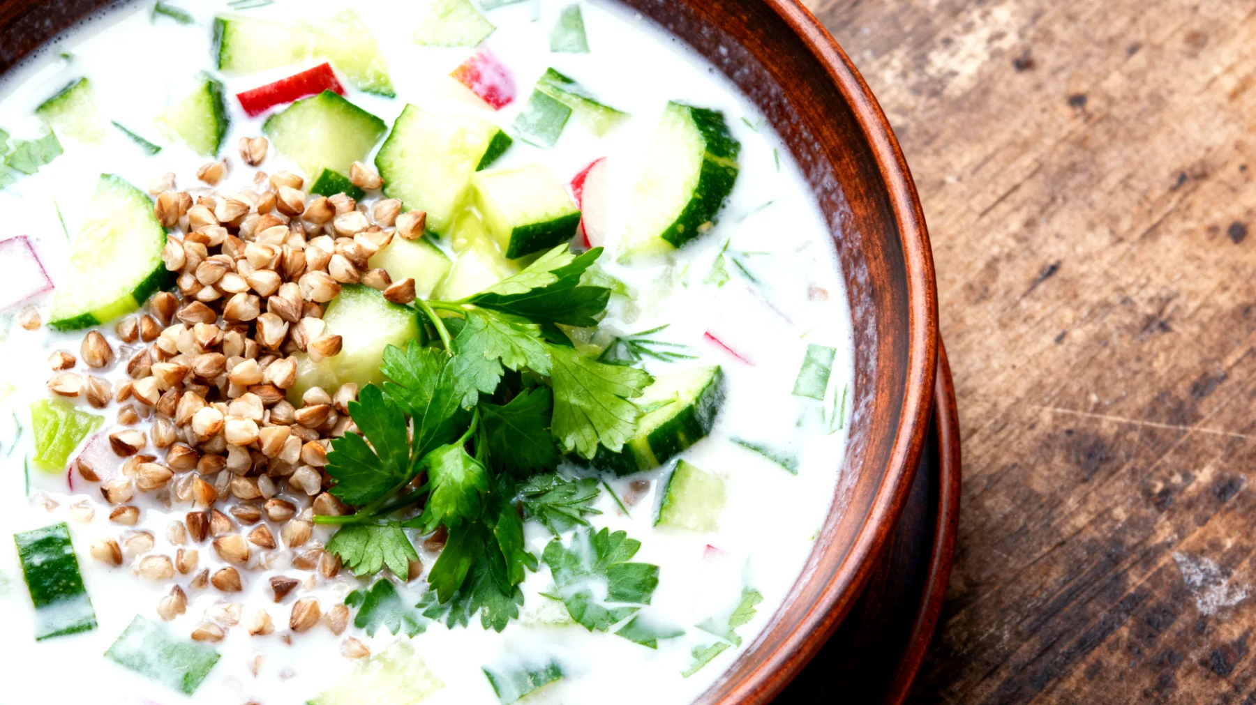 Okroschka mit Kefir und Buchweizen"