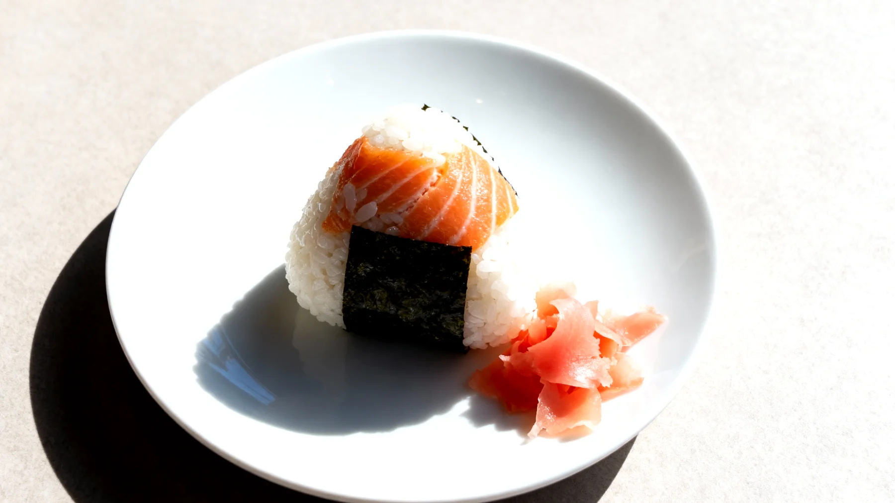 Onigiri mit Lachs und eingelegtem Ingwer"