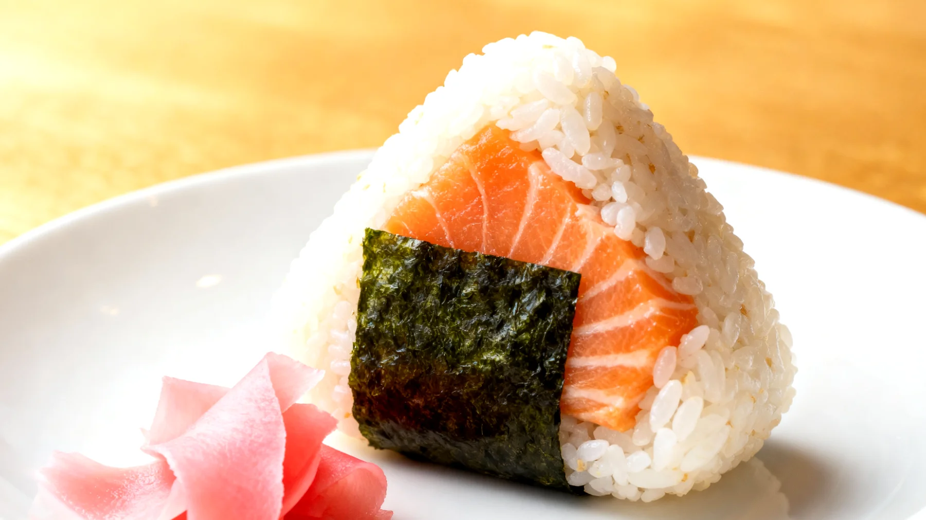 Onigiri mit Lachs und eingelegtem Ingwer"