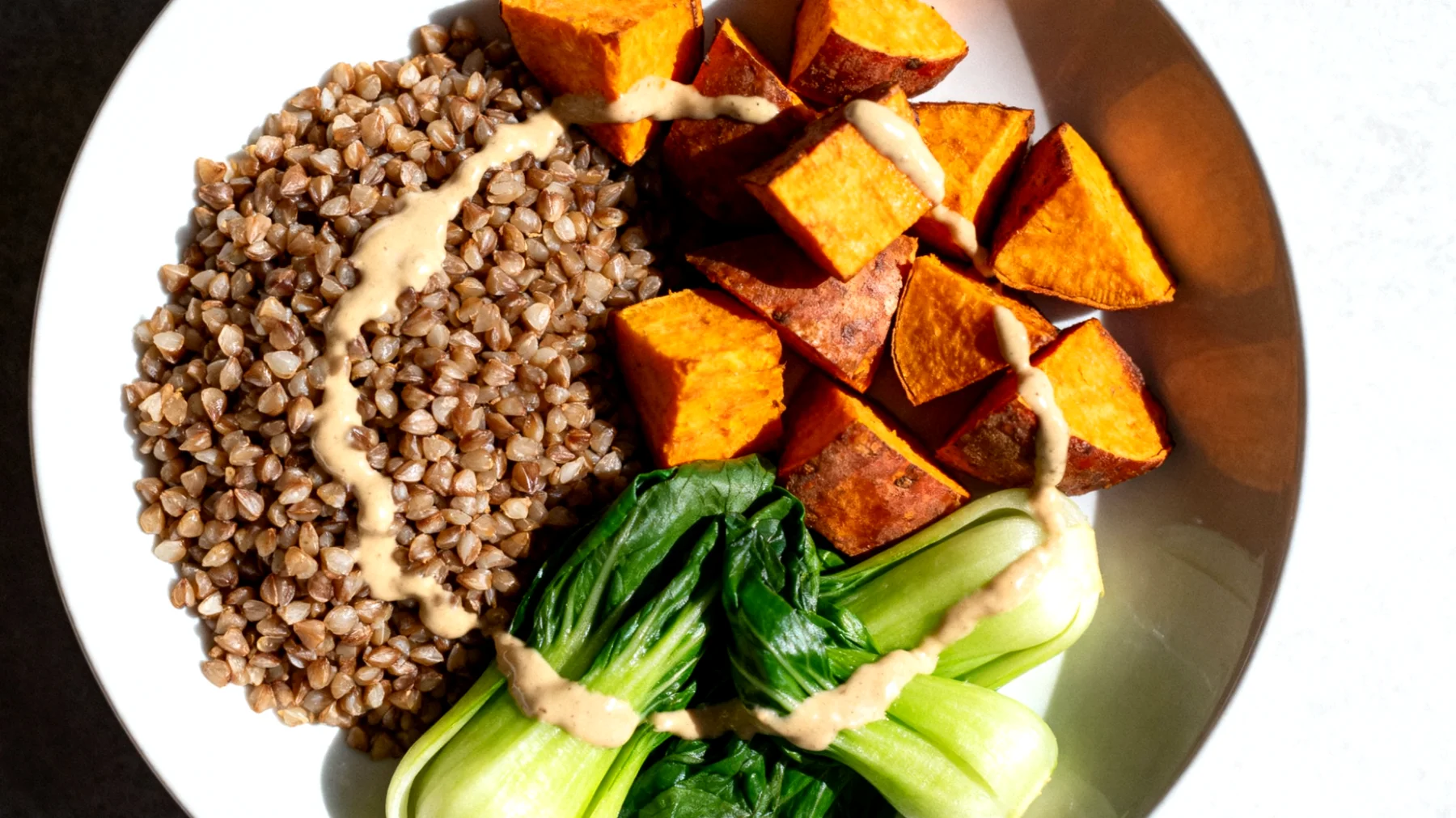 Buchweizen-Süßkartoffel-Bowl mit Tahini und gedünstetem Pak Choi"