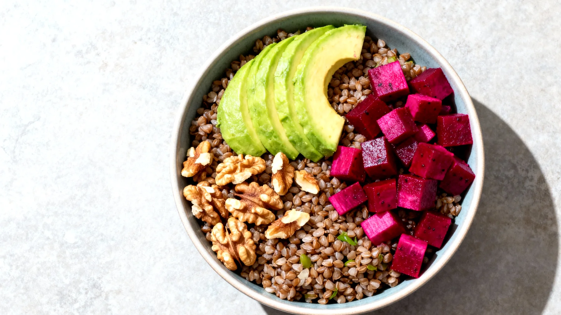 Buchweizen-Salat mit Avocado, Walnüssen und fermentierten Rote-Bete-Würfeln"