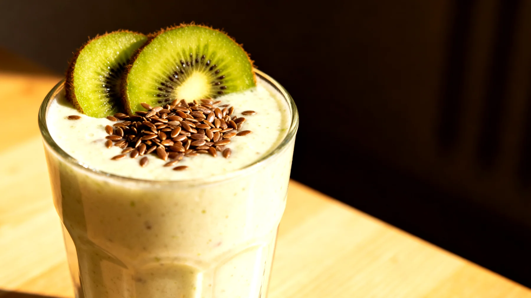 Kefir-Smoothie mit Leinsamen und Kiwi"