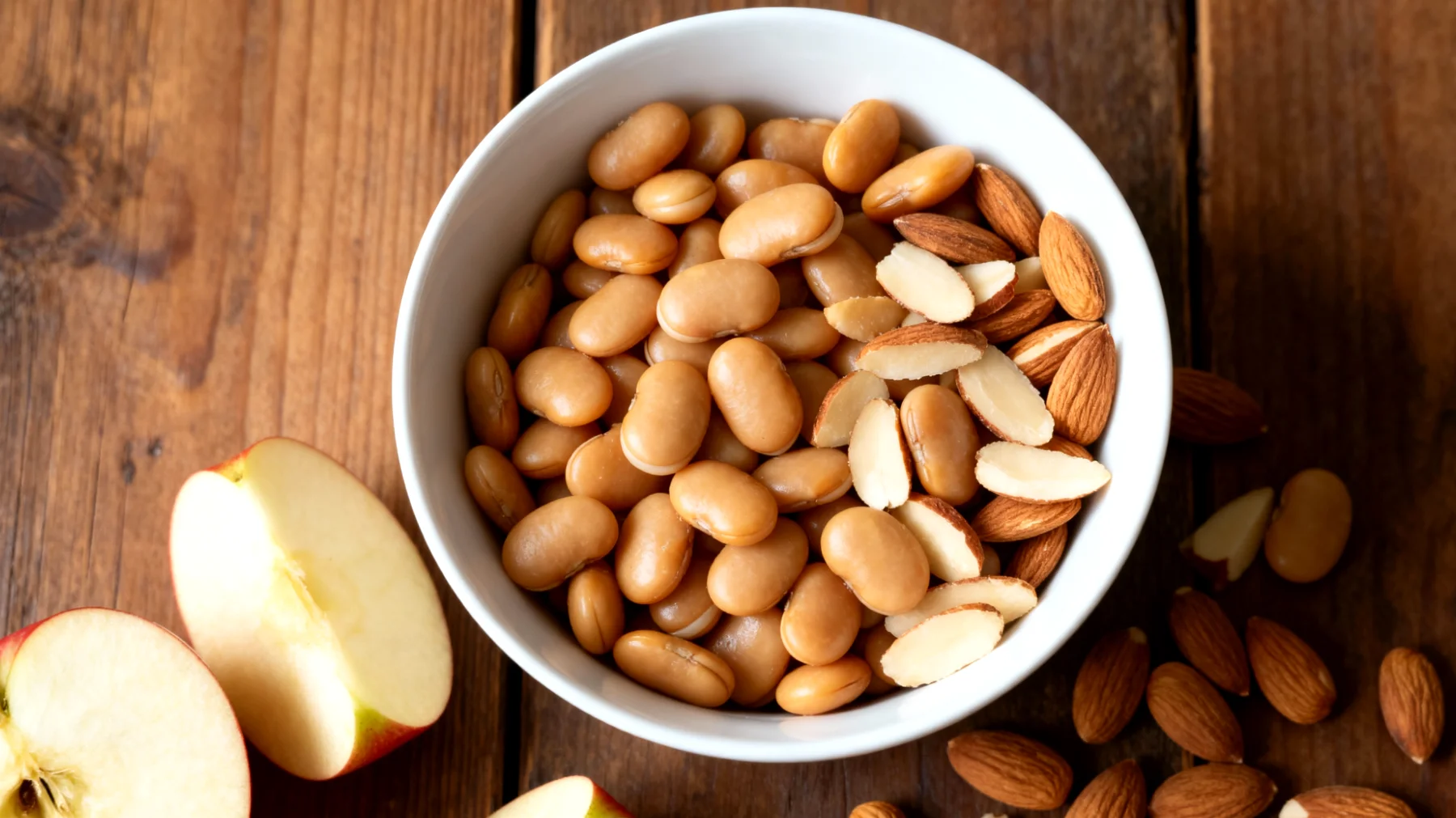 Lupinenbohnen (Lupini) mit Mandeln und Apfelscheiben"