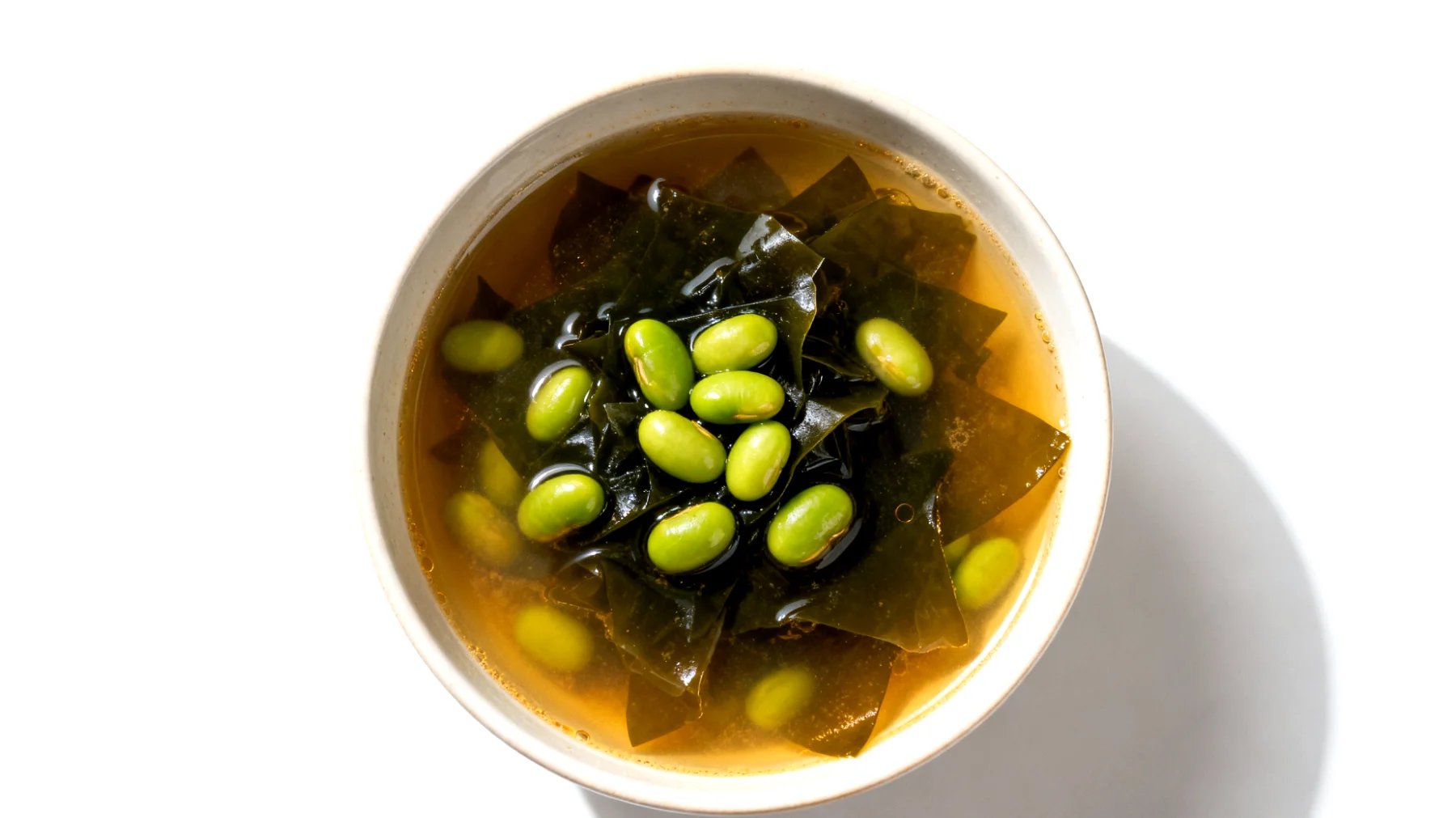 Miso-Suppe mit Wakame-Algen und Edamame"