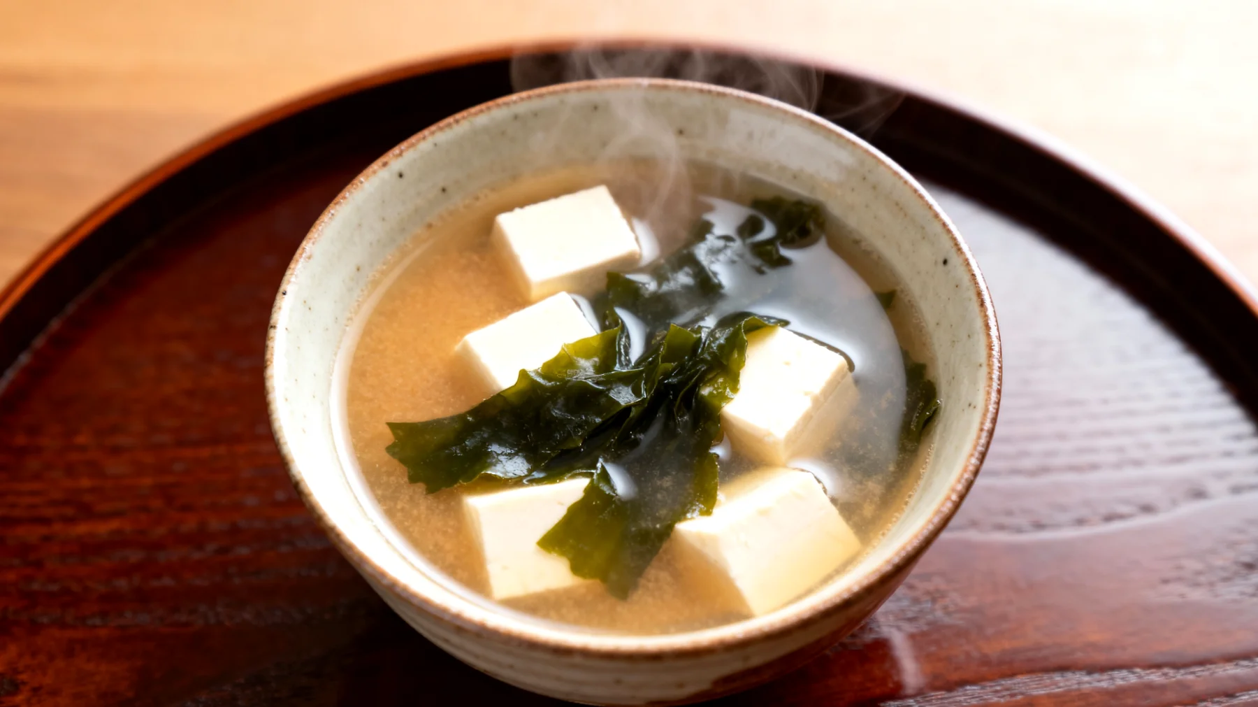 Miso-Suppe mit Wakame-Algen und Seidentofu"