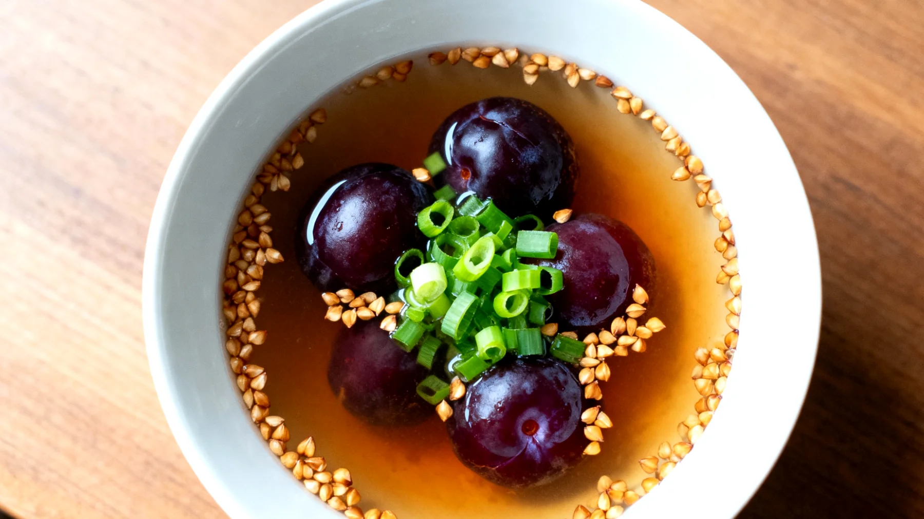 Miso-Suppe mit eingeweichten Pflaumen und geröstetem Buchweizen"