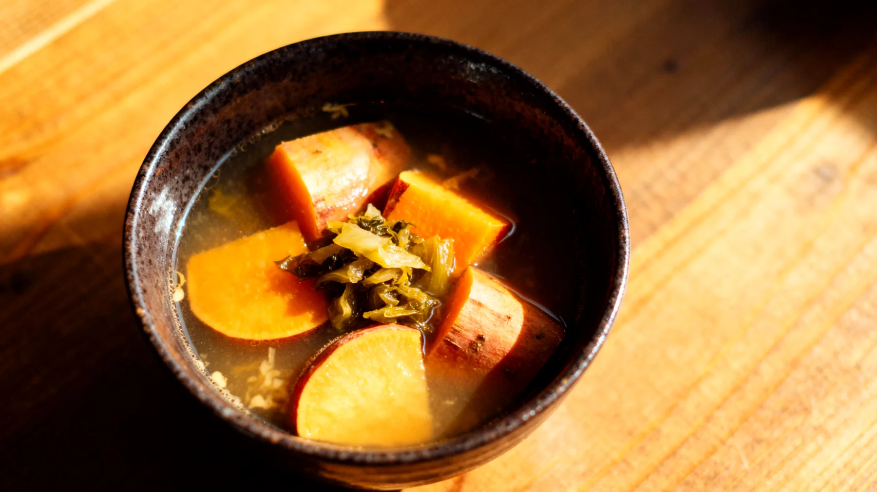 Miso-Suppe mit fermentiertem Gemüse und Süßkartoffel"