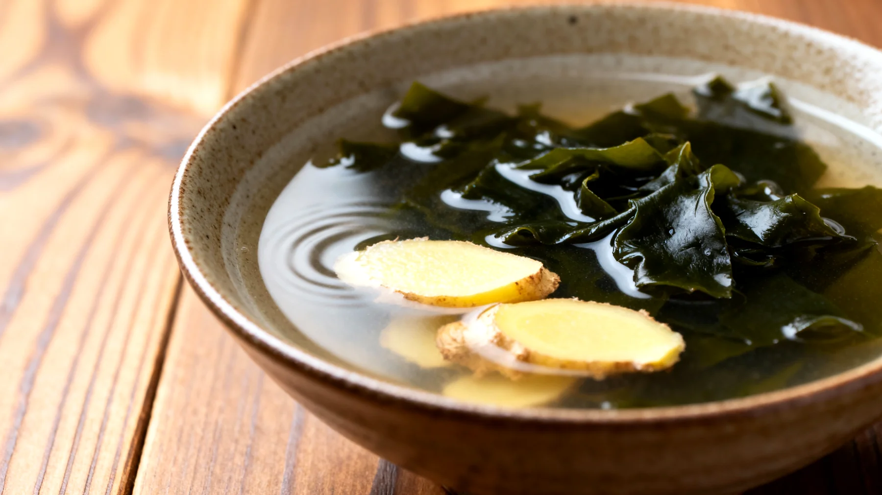 Miso-Suppe mit fermentierten Algen (Wakame) und Ingwer"