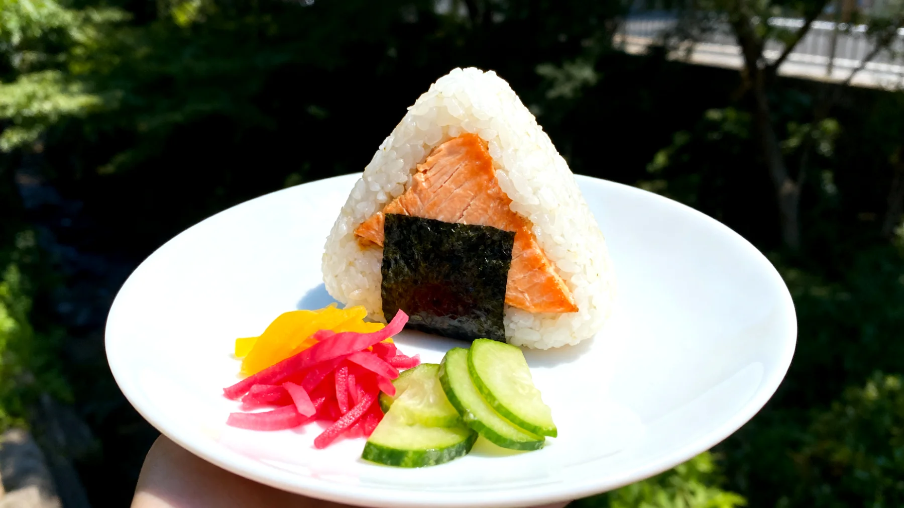 Onigiri mit Lachs und eingelegtem Gemüse"