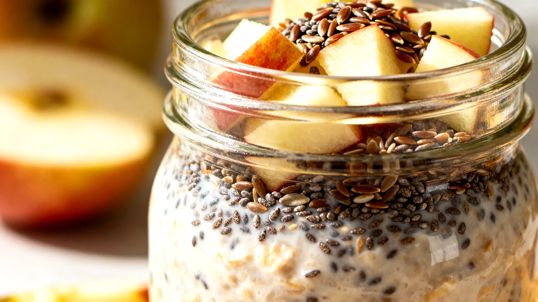 Overnight Oats mit Leinsamen, Chiasamen und Apfelstücken"