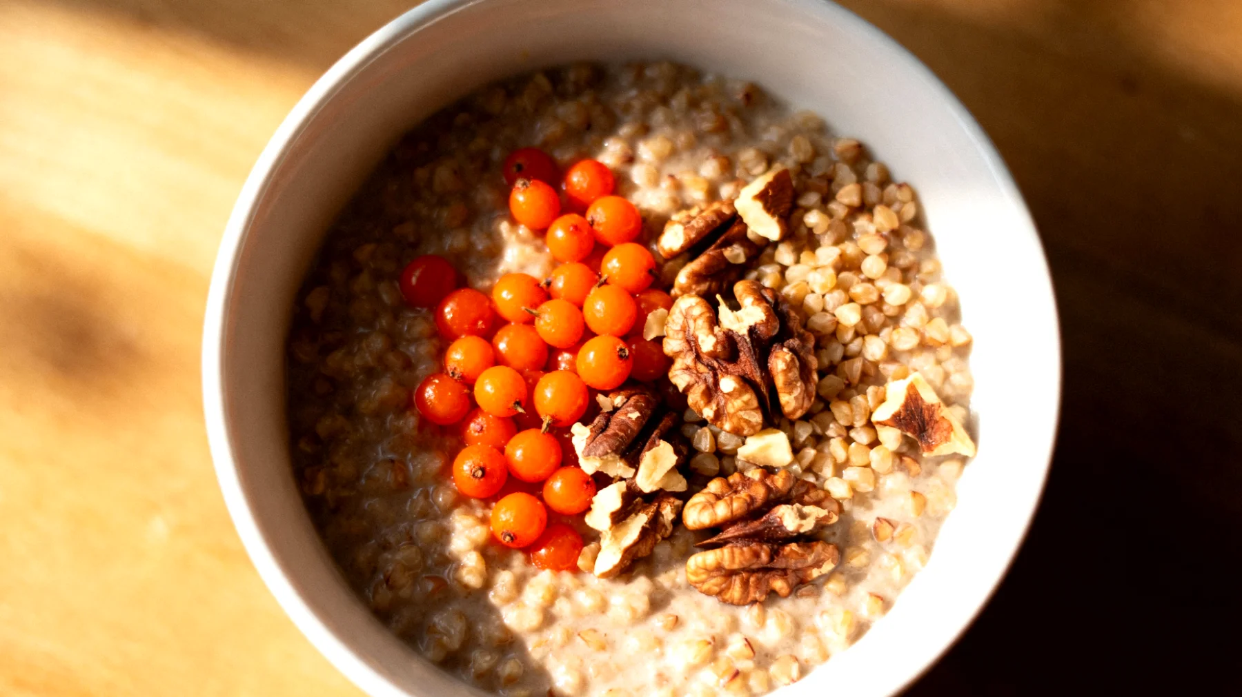 Sanddornbeeren-Porridge mit Buchweizen und Walnüssen"