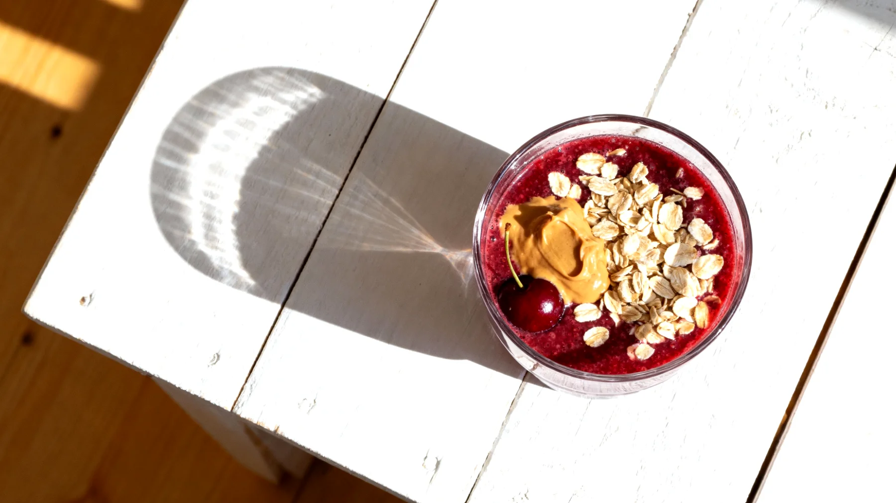 Sauerkirschsaft mit Haferflocken und Mandelbutter"